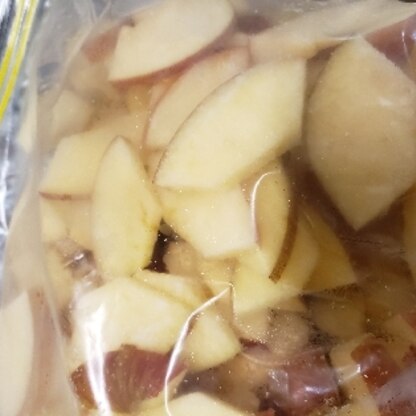 リンゴが安かったので、スムージー用に冷凍しました!!リンゴって冷凍できるんですね☆